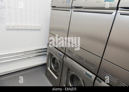 Les machines à laver et sèche-linge dans buanderie commune. Banque D'Images