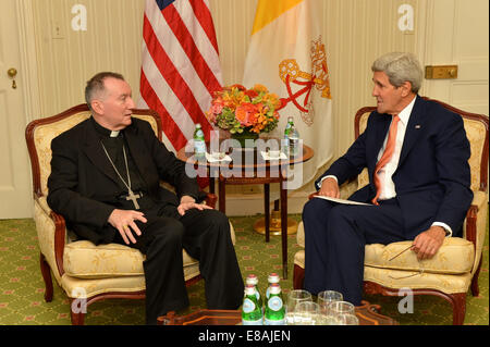 Le secrétaire d'Etat John Kerry rencontre le secrétaire d'État du Vatican l'Archevêque Pietro Parolin avant leur réunion bilatérale à New York le 23 septembre 2104. Le Secrétaire est la tenue de réunions dans le cadre de la 69ème session de l'Organisation des Banque D'Images