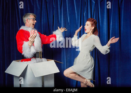 Femme avec Santa surprenant cadeau de Noël Banque D'Images