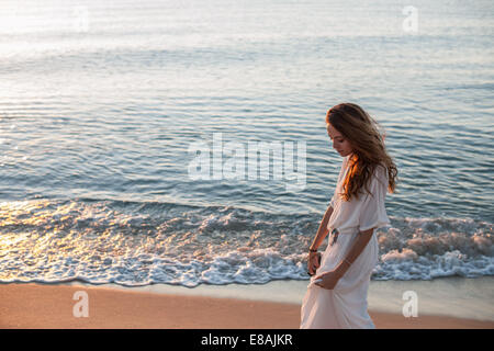 Young woman strolling on beach, Castiadas, Sardaigne, Italie Banque D'Images