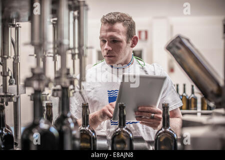 Young Man working with digital tablet in embouteillage Banque D'Images