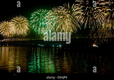 Feu d'artifice sur le pont de Forth Road pour fêter les 50 ans depuis son ouverture en 1964, Queensferry, en Écosse. Banque D'Images