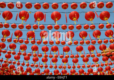 Groupes de lampions rouges suspendus dans des lignes au-dessus pour célébrer le nouvel an chinois Banque D'Images