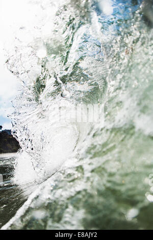 Close up side view of rolling wave ocean, Encinitas, Californie, USA Banque D'Images