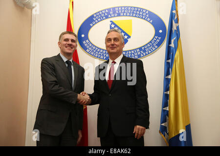 (141003) -- SARAJEVO, le 3 octobre 2014 (Xinhua) -- La ministre des Affaires étrangères de Bosnie-Herzégovine Zlatko Lagumdzija (R), serre la main avec le Ministre des affaires étrangères du Monténégro Igor Luksic à Sarajevo, Bosnie-Herzégovine, le 3 octobre 2014. Les deux parties ont signé un accord de coopération sur la protection consulaire et les questions de visa. (Xinhua/Memija Haris)(zhf) Banque D'Images