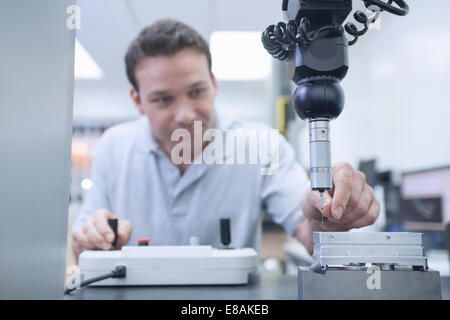 CNC ingénieur travaillant dans l'ingénierie, la production et le contrôle de la qualité Banque D'Images