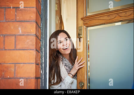 Porte avant l'ouverture de la femme Banque D'Images