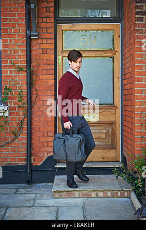 En sortant de l'homme porte avant Banque D'Images