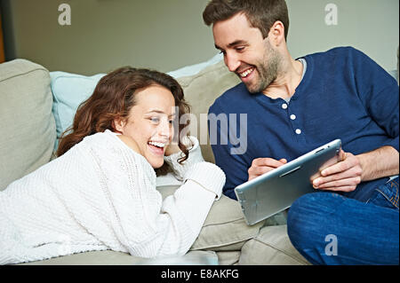 Couple refroidissement sur canapé Banque D'Images