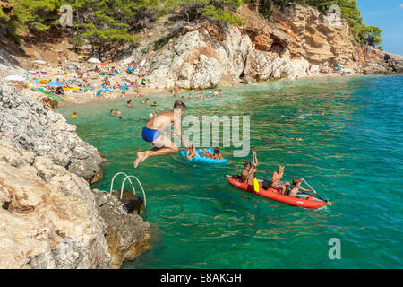 Jeune garçon plongeant dans la mer Adriatique en Jagodna village, l''île de Hvar, Croatie Banque D'Images