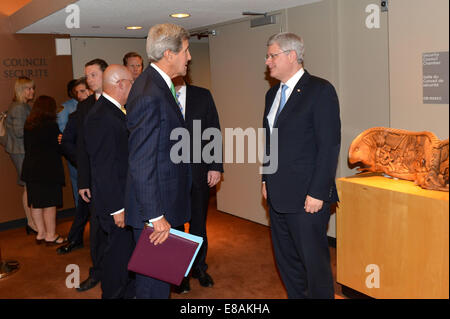 Le secrétaire d'Etat John Kerry s'entretient avec le premier ministre canadien Stephen Harper en avant de la réunion bilatérale du secrétaire Banque D'Images