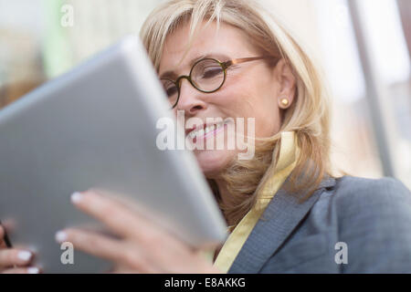 Young businesswoman using digital tablet Banque D'Images