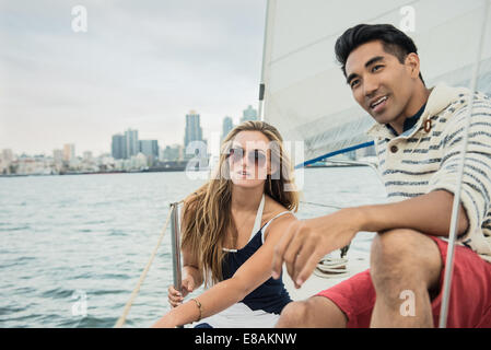 Jeune couple sur bateau à voile Banque D'Images