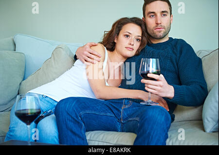 Couple enjoying wine sur canapé Banque D'Images