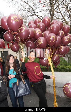 Rita Ora fait la promotion de son nouveau single "je ne pourrai jamais vous laisser tomber en libérant des ballons dans Leicester Square comprend : Atmosphère Où : London, Royaume-Uni Quand : 31 Mars 2014 Banque D'Images