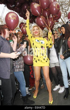 Rita Ora fait la promotion de son nouveau single "je ne pourrai jamais vous laisser tomber en libérant des ballons dans Leicester Square comprend : Rita Ora Où : London, Royaume-Uni Quand : 31 Mars 2014 Banque D'Images