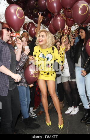 Rita Ora fait la promotion de son nouveau single "je ne pourrai jamais vous laisser tomber en libérant des ballons dans Leicester Square comprend : Rita Ora Où : London, Royaume-Uni Quand : 31 Mars 2014 Banque D'Images