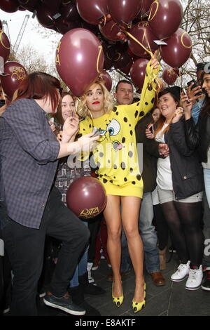 Rita Ora fait la promotion de son nouveau single "je ne pourrai jamais vous laisser tomber en libérant des ballons dans Leicester Square comprend : Rita Ora Où : London, Royaume-Uni Quand : 31 Mars 2014 Banque D'Images