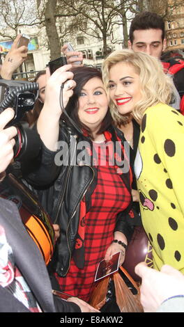 Rita Ora fait la promotion de son nouveau single "je ne pourrai jamais vous laisser tomber en libérant des ballons dans Leicester Square comprend : Rita Ora Où : London, Royaume-Uni Quand : 31 Mars 2014 Banque D'Images