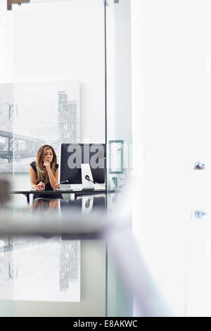 Young woman working in office Banque D'Images