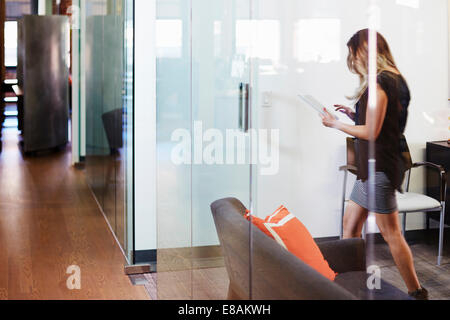 Young woman using tablet in office Banque D'Images