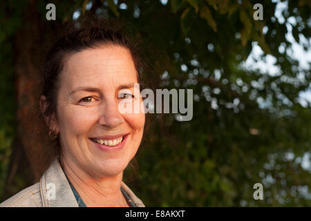 Portrait of smiling mature woman in woodland Banque D'Images