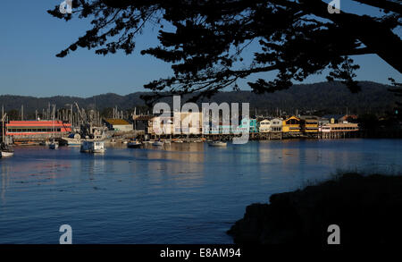 Vue du quai des pêcheurs de la baie de Monterey en Californie dans le paramètre soleils lumière dorée Banque D'Images