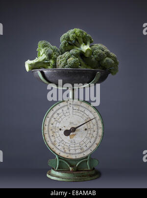 Le brocoli frais sur le dessus de la balance de cuisine vintage Banque D'Images
