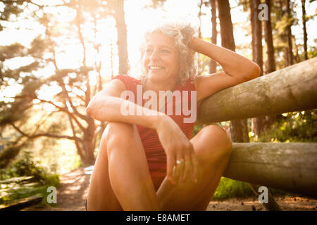 Femme profiter de la nature, la piscine bleue, Wareham, Dorset, Royaume-Uni Banque D'Images