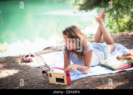 Femme par la piscine bleue, Wareham, Dorset, Royaume-Uni Banque D'Images