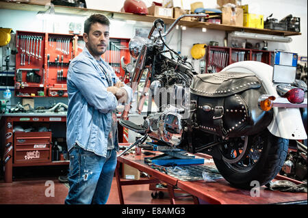 Portrait of male mechanic in atelier moto Banque D'Images