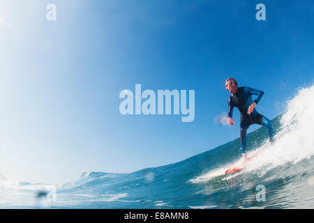 Mid adult man surfing, Leucadia, California, USA Banque D'Images