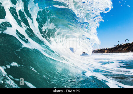 Close up of rolling wave et mer mousseuse Banque D'Images