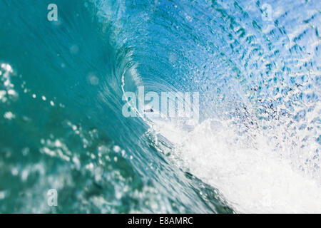 Close up of rolling wave éclabousser au-dessus Banque D'Images