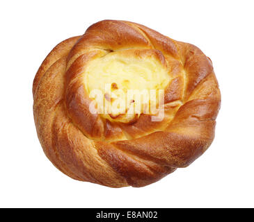 Petit pain sucré avec la crème anglaise isolé sur fond blanc Banque D'Images