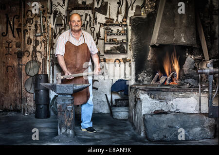 Portrait de senior male forgeron à atelier traditionnel, Cagliari, Sardaigne, Italie Banque D'Images