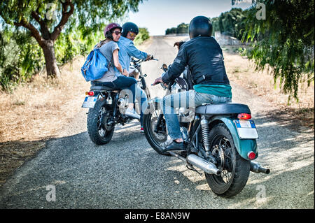 Trois amis et un chien sur les motocyclettes, Cagliari, Sardaigne, Italie Banque D'Images