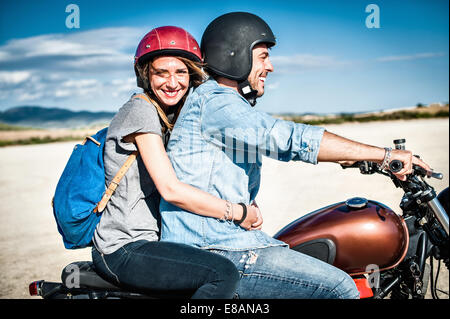 Couple riding sur plaine aride, Cagliari, Sardaigne, Italie Banque D'Images