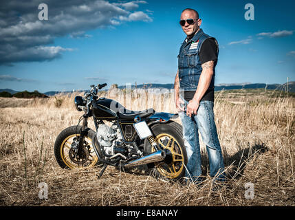 Portrait of male motorcyclist au format paysage, Cagliari, Sardaigne, Italie Banque D'Images