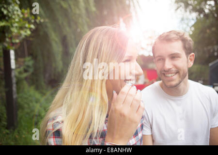 Couple en train de marcher le long de canal Banque D'Images