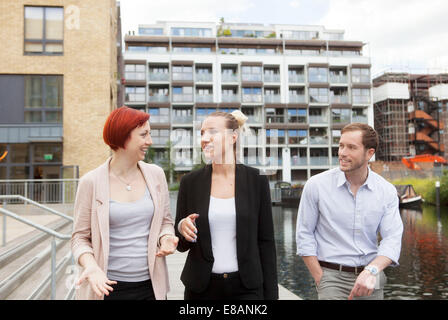 Les amis de marcher le long canal, East London, UK Banque D'Images