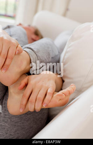 Woman lying on sofa la rêvasserie Banque D'Images