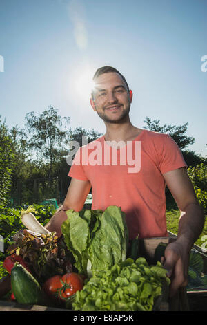 Jardinier fort de légumes frais Banque D'Images