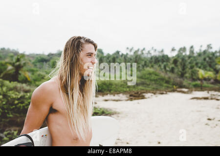 Surfeur australien avec surfboard, Bacocho, Puerto Escondido, Mexique Banque D'Images