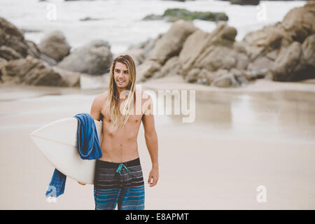 Surfeur australien avec surfboard, Bacocho, Puerto Escondido, Mexique Banque D'Images