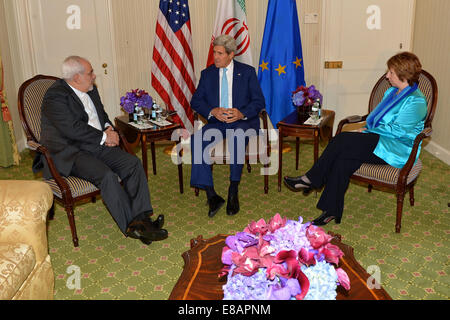 Le secrétaire d'Etat John Kerry participe à une réunion trilatérale avec la Haute Représentante de l'UE Catherine Ashton et le Ministre iranien des affaires étrangères, Javad Zarif, en marge de la 69e session de l'Assemblée générale des Nations Unies à New York le Sep Banque D'Images