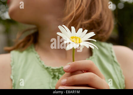 Portrait of Girl holding daisy flower Banque D'Images