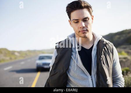 Jeune homme marchant le long chemin rural, Cape Town, Western Cape, Afrique du Sud Banque D'Images