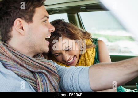 Jeune couple driving car rire, Cape Town, Western Cape, Afrique du Sud Banque D'Images