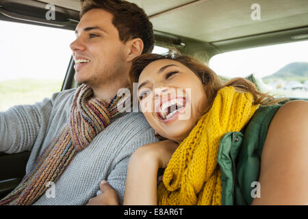 Jeune couple de rire pendant la conduite, Cape Town, Western Cape, Afrique du Sud Banque D'Images